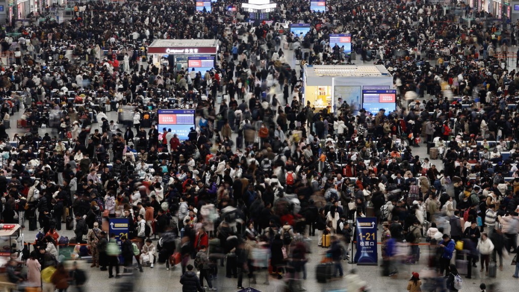 旅客在鐵路上海虹橋站驗票出行。中新社