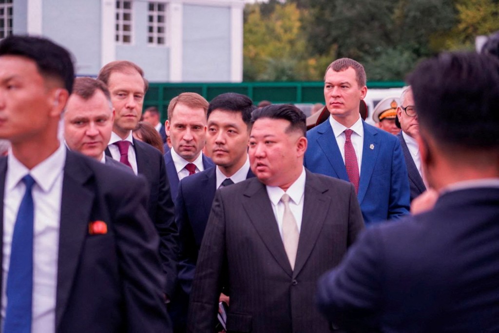 金正恩、俄羅斯副總理曼圖羅夫、哈巴羅夫斯克州州長捷格佳列夫和其他官員在阿穆爾河畔共青城舉行會議。路透社