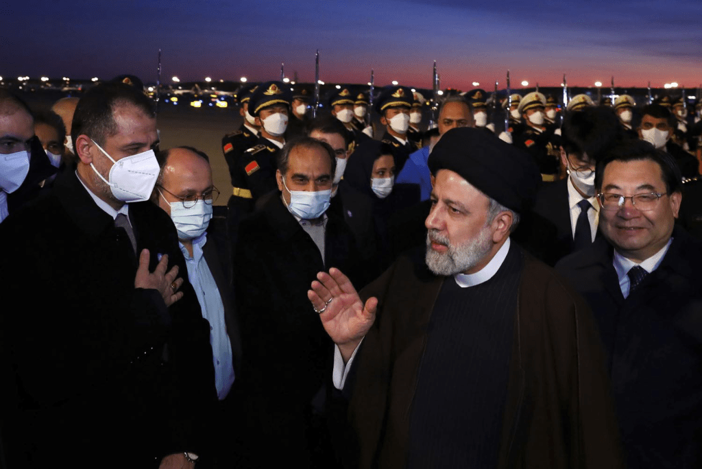 伊朗总统莱希在北京机场挥手示意。 美联社