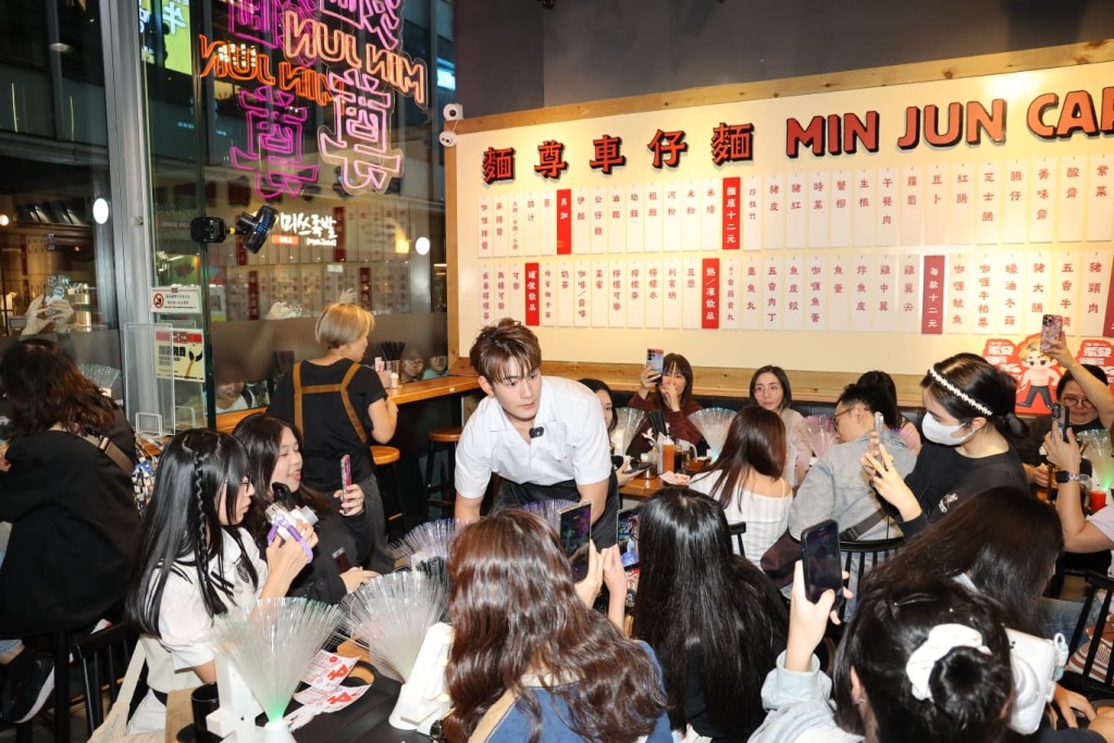 一個人服侍咁多個人,梗係亂啦! 一個人服侍咁多個人,梗係亂啦!