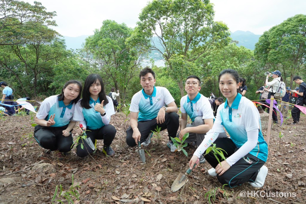 Customs YES会员沿着西贡蕉坑教育径步行超过一小时到植树区，每人亲手运送和栽种4棵不同品种的树苗。海关fb