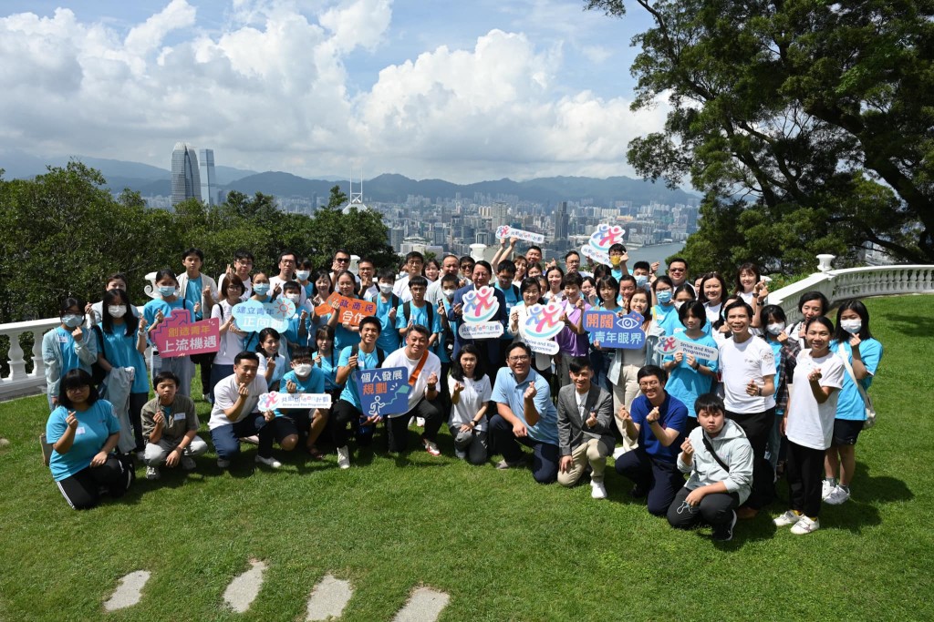 数十名学员和友师参观陈国基官邸，饱览到维港美景。资料图片