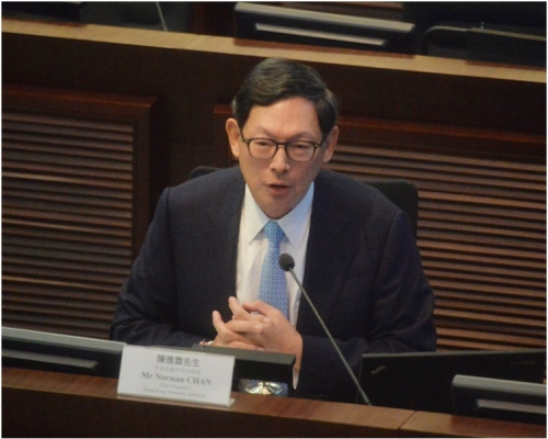 陈德霖提醒置业人士做好风险管理。