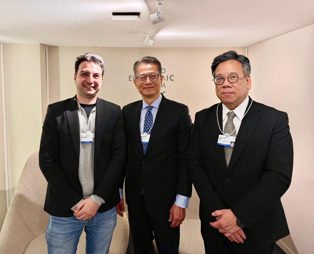 陈茂波和丘应桦与人工智能公司AI21 Labs的联合创办人兼联合行政总裁Ori Goshen（左）会面。政府新闻处。政府新闻处