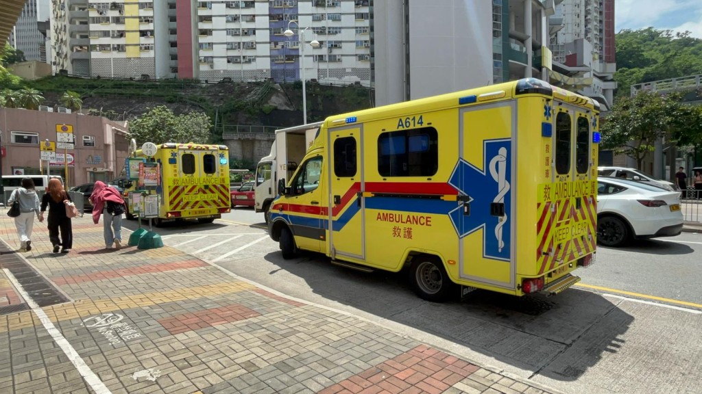 傷者由救護車送院治理。 傷者由救護車送院治理。