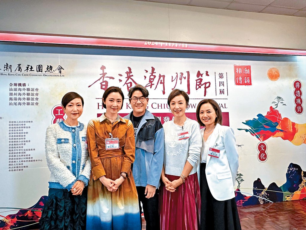 羅啟豪(中)受邀出席「香港潮州節」發布會,與楊玳詩(右一)、張玉珊(左二)及陳徐巧嬌(左一)開心合照。