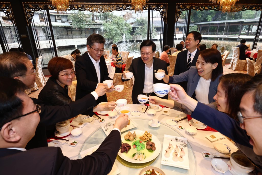 特首李家超和广州市市长相约到一家具岭南园林特色的酒家饮早茶。