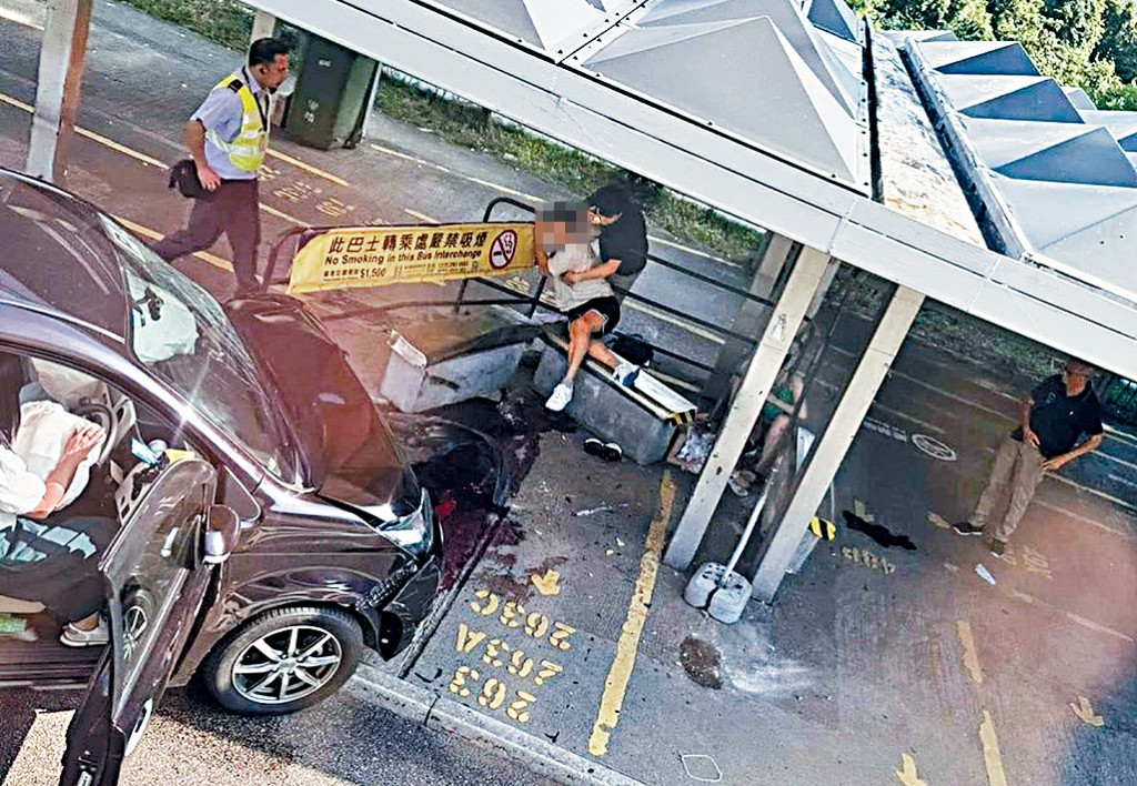 掛「P牌」私家車失控衝上巴士轉車站,多人走避不及受傷。