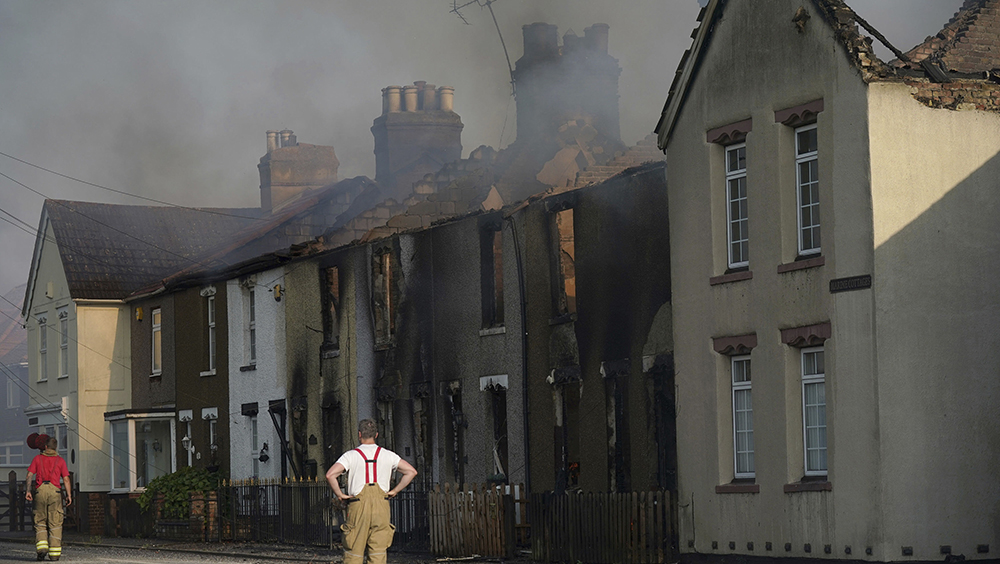 英国最近遭受异常炎热乾燥天气侵袭，伦敦东部温宁顿村发生大火。AP