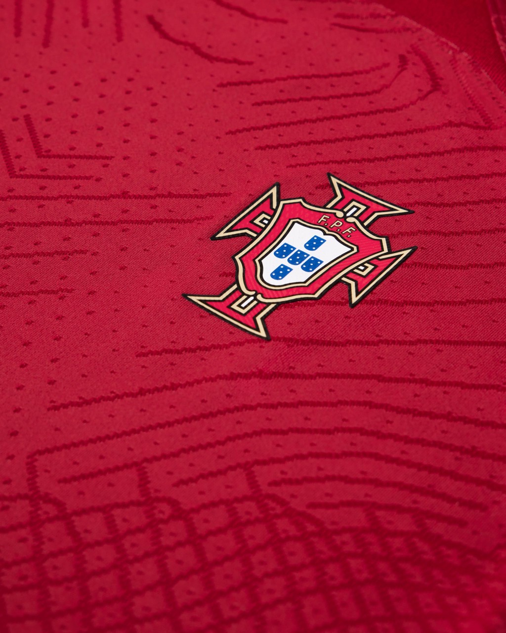２）葡萄牙 / 主场球衣： 葡萄牙主场球衣延续向葡萄牙国旗致敬的红绿主色，对角綫设计则模仿包裹在身体上的国旗。今届阵中名将C朗拿度亦是最后一届征战世杯，不少球迷亦特意为他购买球衣作最后留念。Nike图片