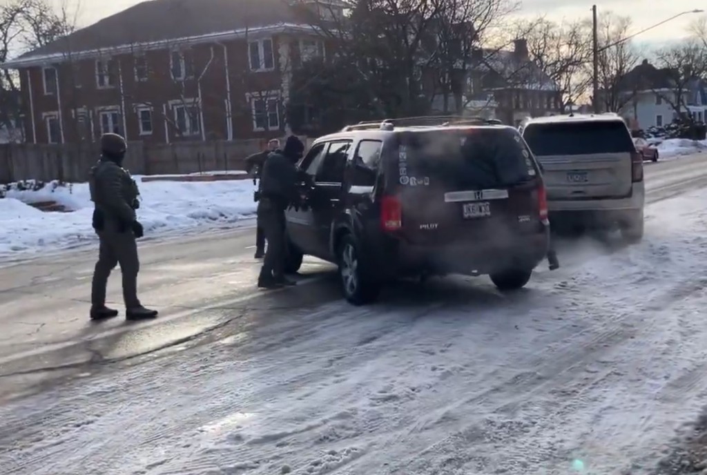 ICE人員向拒絕受查且開車逃走的司機開槍。Ｘ