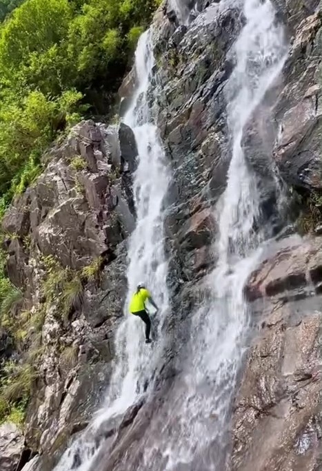 短片長約19秒，開始時已見穿黄衣黑褲戴鴨舌帽，毋懼跣腳的馬尾大媽爬至瀑布中段。網上截圖