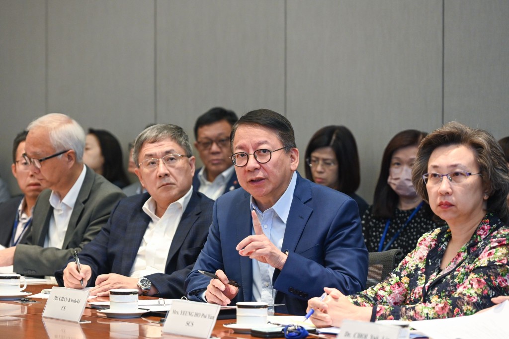 政务司司长陈国基（右二）主持跨部门的督导委员会会议。政府新闻处图片