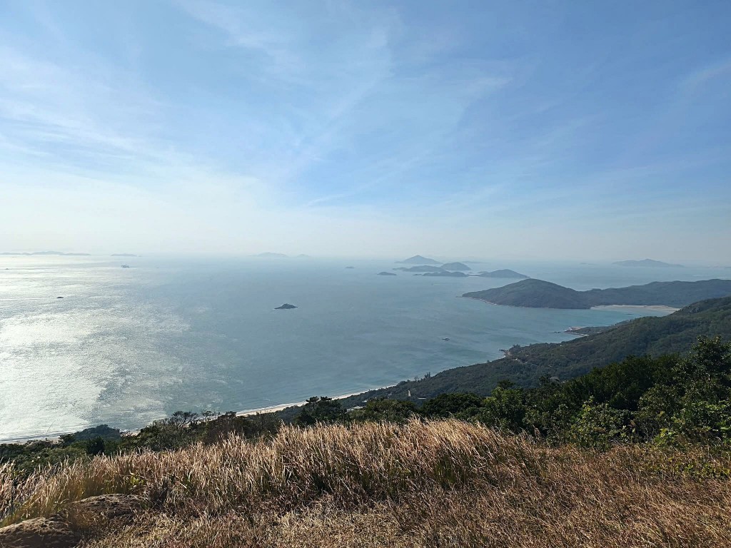 女事主在大東山玩滑翔傘意外撞崖。 網圖