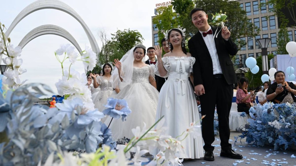 四川省內江市東興區民政局婚姻登記處,新人們參加集體婚禮。新華社