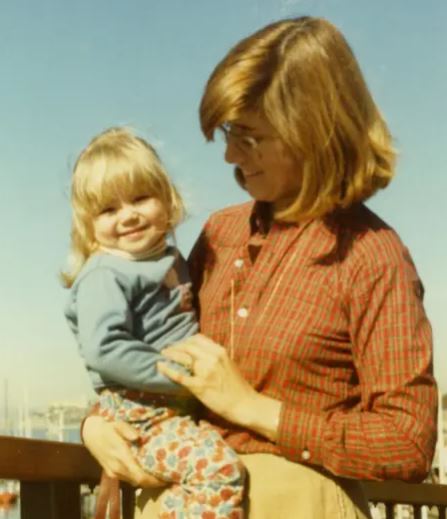 艾莉森（左）幼年时与母亲（右）合影。Facebook