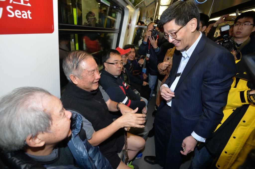 港鐵高層「上車」與市民交流。