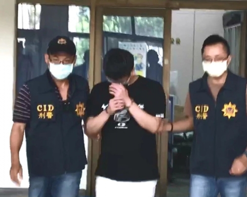 台南一名3歲女童疑遭虐待致死，同居男子被警員帶走調查。網圖