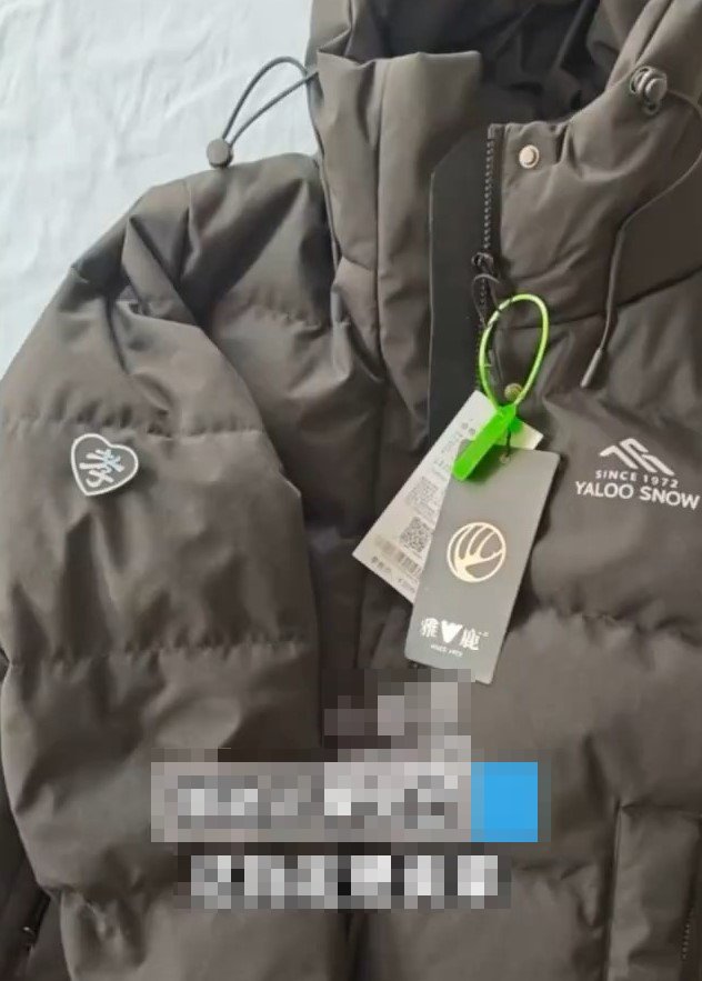 李女士質疑購入的絨羽服是二次出售。河南電視台