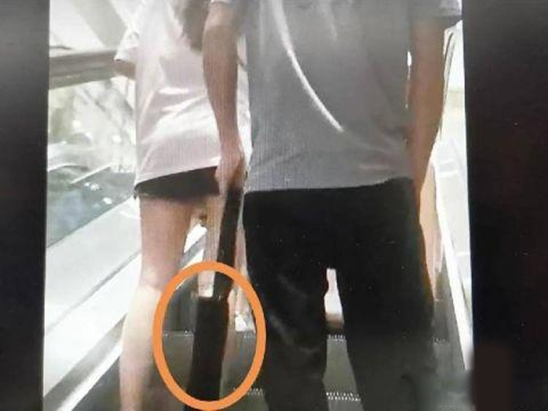 巴士站、地鐵車廂、扶梯,都是他偷拍的主要區域。(網圖)