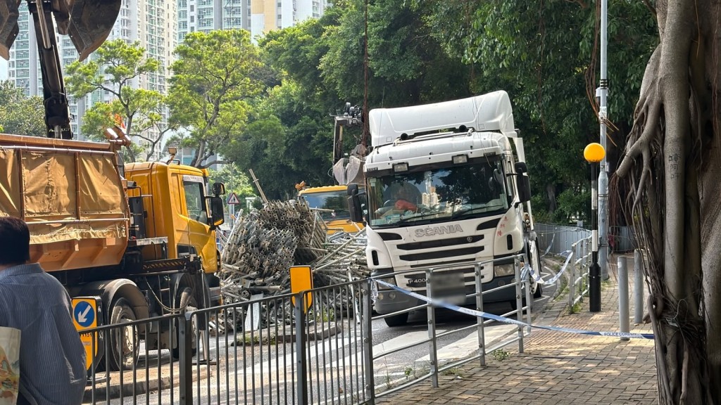 下午3時許部分鋼枝已倒塌,多部吊臂車在場清理。讀者提供 下午3時許部分鋼枝已倒塌,多部吊臂車在場清理。讀者提供