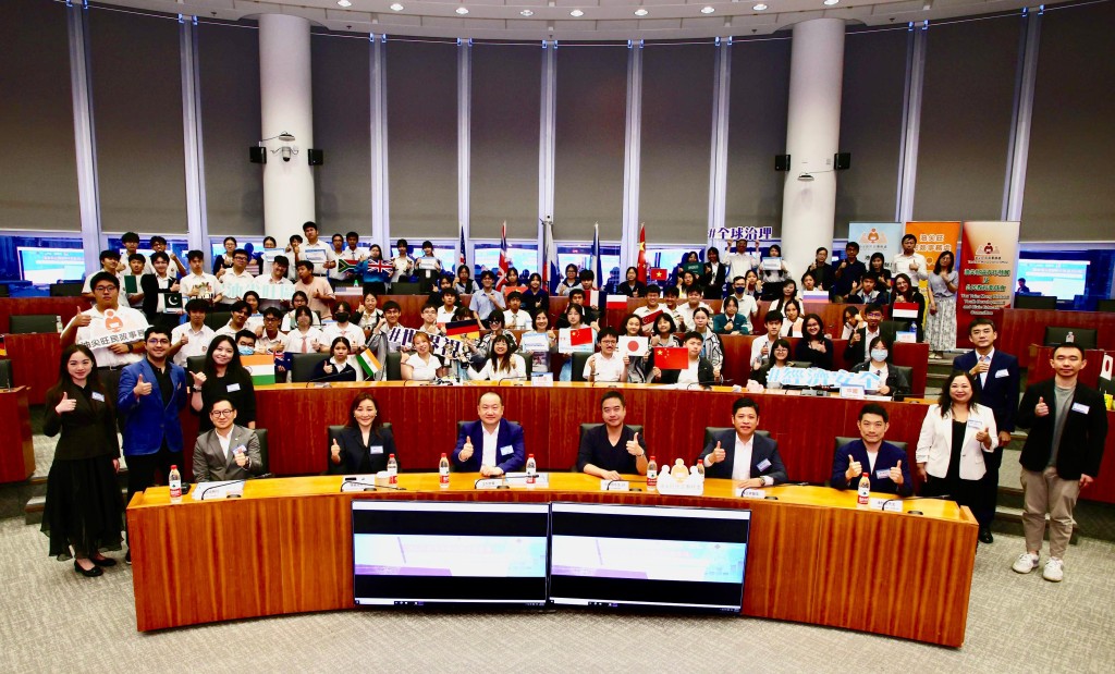 主禮嘉賓包括外交部駐港特派員公署國際組織部主任王劍參贊(第一排左三)、油尖旺民政事務專員余健強(第一排右三)。