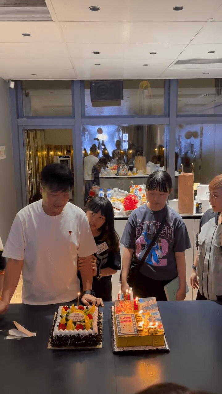 錢嘉樂61歲生日，獲太太湯盈盈及兩位千金陪伴在側，一家四口溫馨同框。