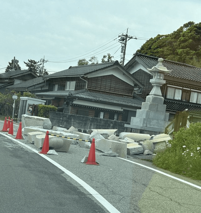 日本当地网民发布地震后，建筑物受损情况。twitter