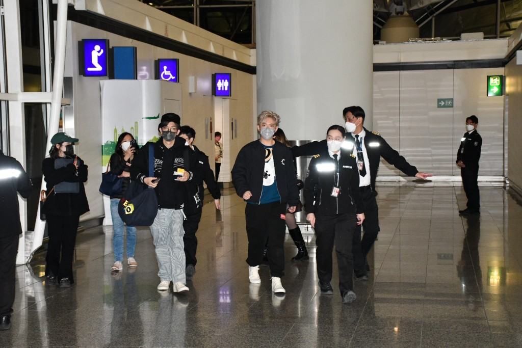 Edan喺助手陪同下抵達機場，機場保安護送入閘。