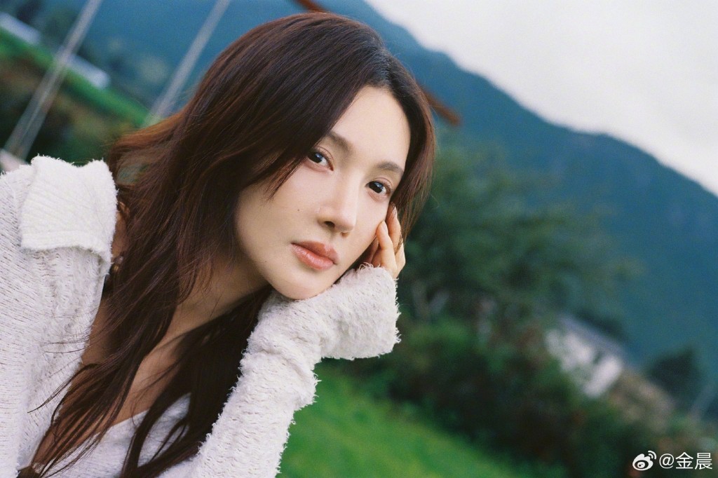 女星金晨被爆涉嫌交通肇事逃逸。 微博