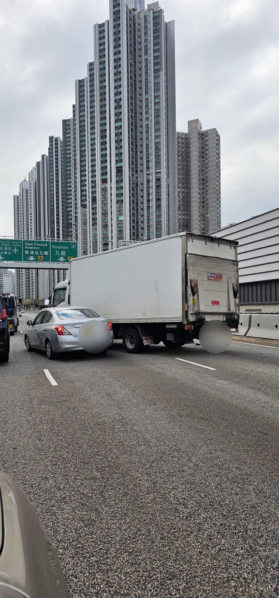 荃灣路6車相撞，涉及的士、私家車及貨車。圖片來源：車cam L（香港群組）Bosco Chu    