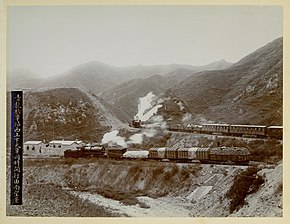 京张铁路 （京包铁路北京至张家口段）。京张铁路青龙桥站同时开行的列车，呈现出「人字形」。（维基百科图片）