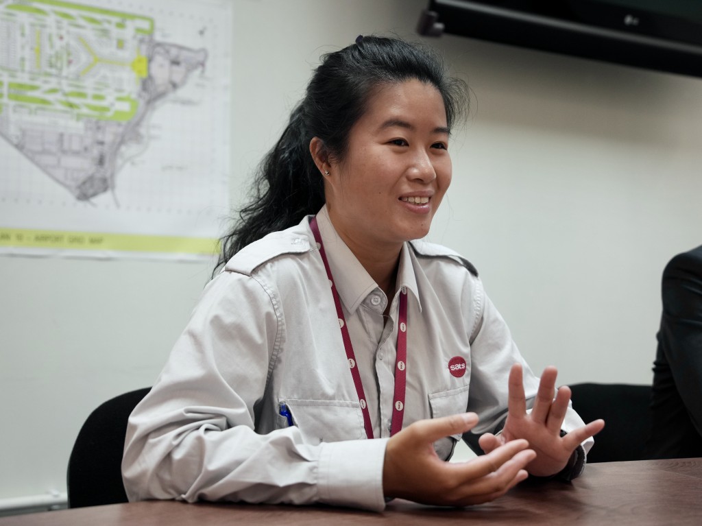 停機坪服務主任羅培恩（Sandra）加入在機場提供地勤服務的新翔（香港）約6年，是她畢業後第一份工作。蘇正謙攝