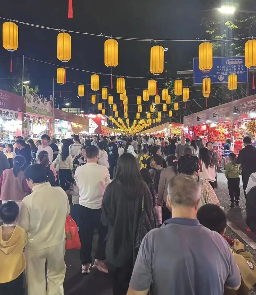 反向過年下，許多父母也入城與子女團圓。證券時報