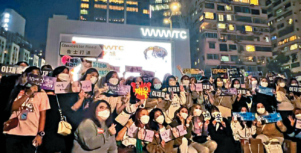 ■記者會舉行前已有大批粉絲聚集告士打道守候。 ■記者會舉行前已有大批粉絲聚集告士打道守候。