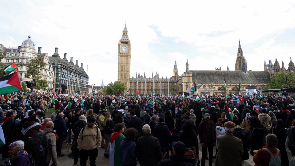 倫敦也有大批民眾集會聲援日勒斯坦人。 路透社