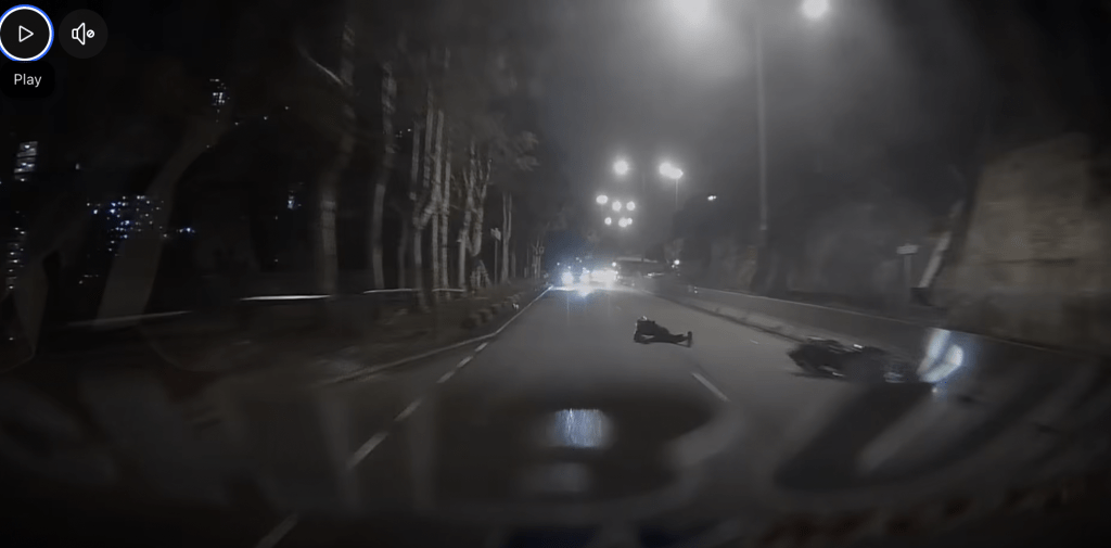 鐵騎士在路面翻滾半周後，全身向下滑行「磨薑」一段距離，橫臥行車線中央。