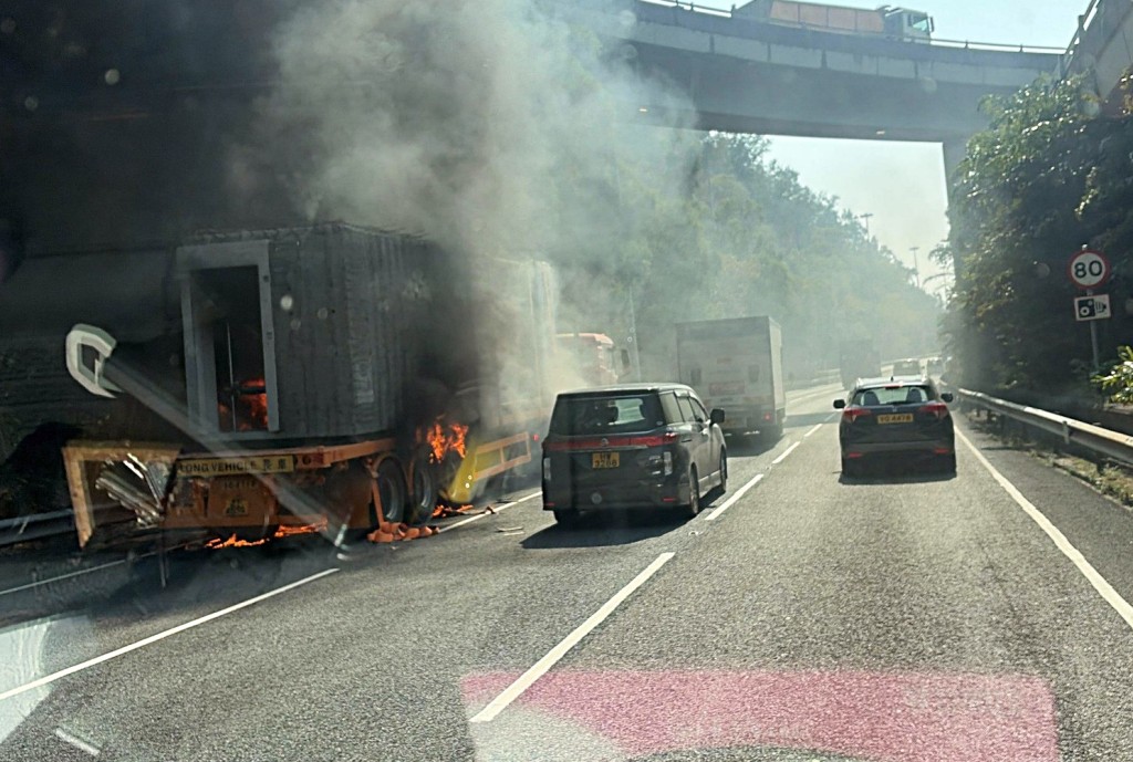貨櫃車車尾陷入火海。fb:屯門公路塞車關注組 貨櫃車車尾陷入火海。fb:屯門公路塞車關注組