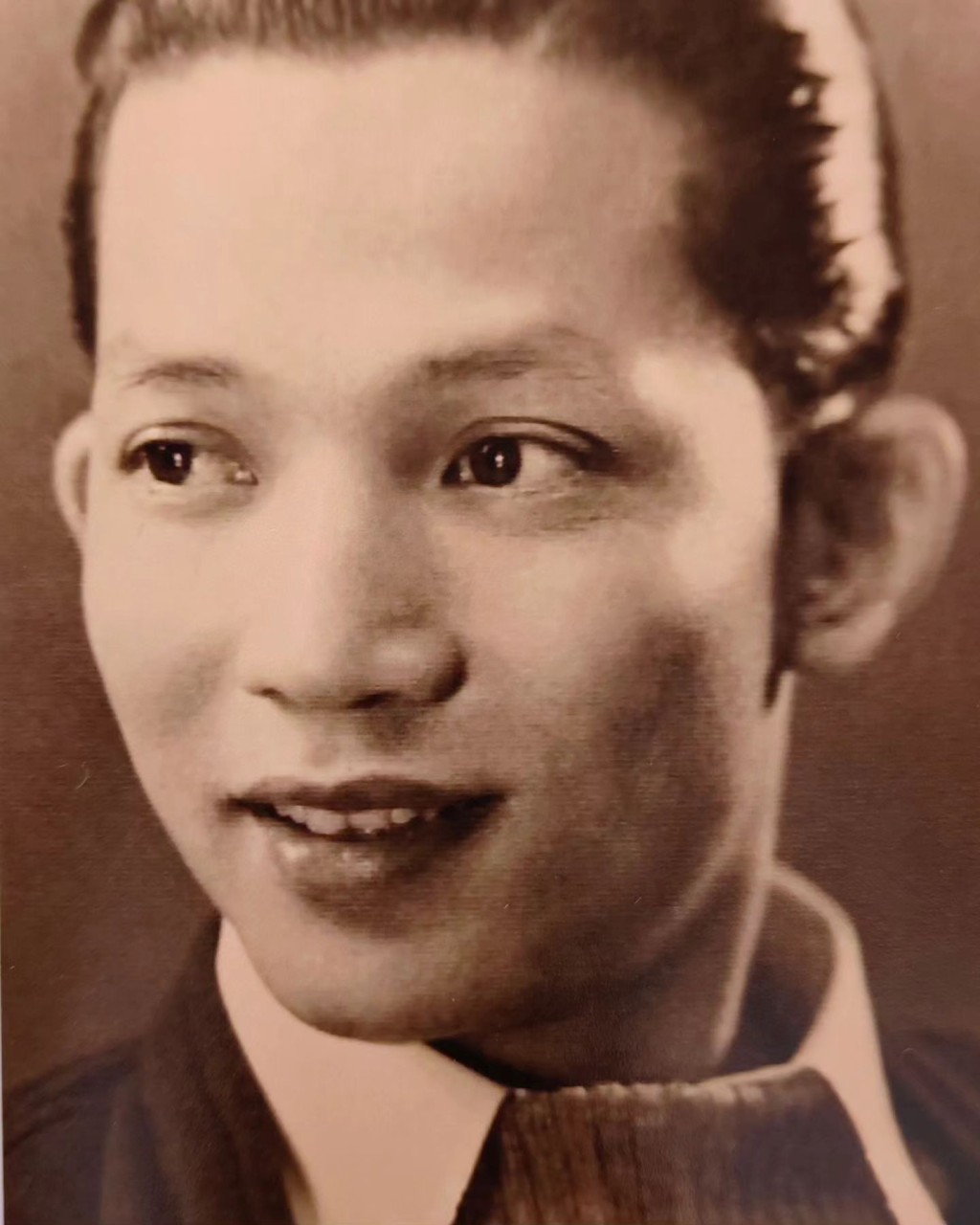 冯素波的爸爸冯峰曾是导演，更是粤剧小生兼电影男主角。