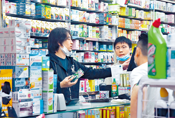 近日市面出現搶購藥品現象，個別品牌止痛退燒、傷風止咳藥物缺貨。（資料圖片）
