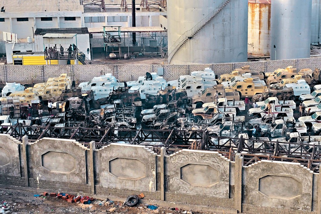 沙特空襲也門穆卡拉港口，據稱是由阿聯酋運給分離主義分子的軍車被炸毀。