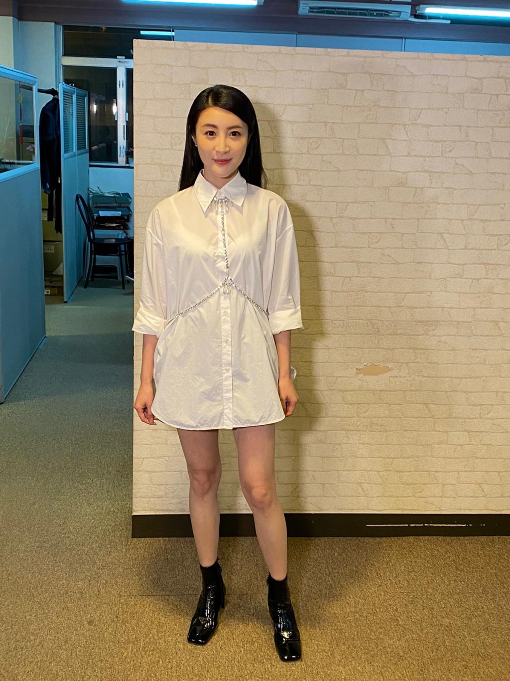 林夏薇在節目挑戰唱張學友經典歌《這麼近那麼遠》。