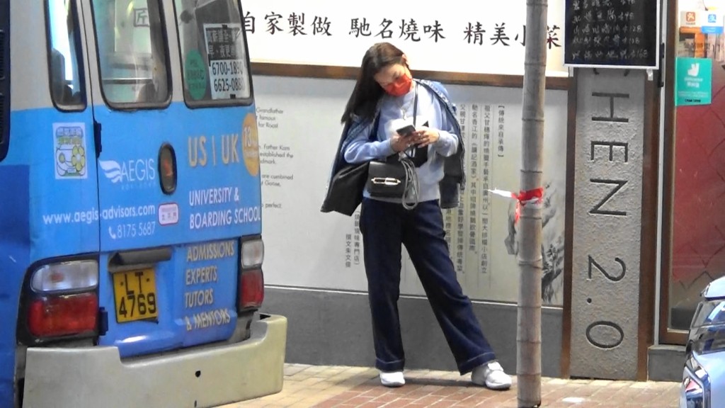 等外賣時,余思敏側晒頭撳手機,唔攰咩條頸?