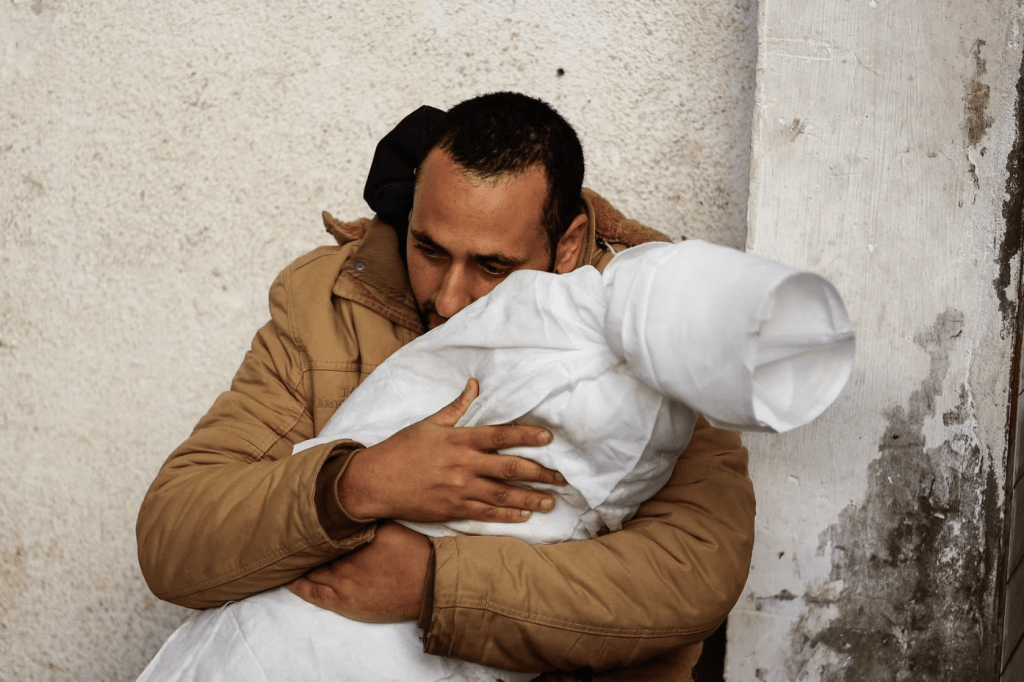 2024 年2 月21 日，在加沙走廊南部拉法的Abu Yousef Al-Najjar 医院，一名巴勒斯坦男子抱著在以色列袭击中丧生的女儿的尸体做出反应，当时以色列和哈马斯之间的冲突仍在继续。路透社