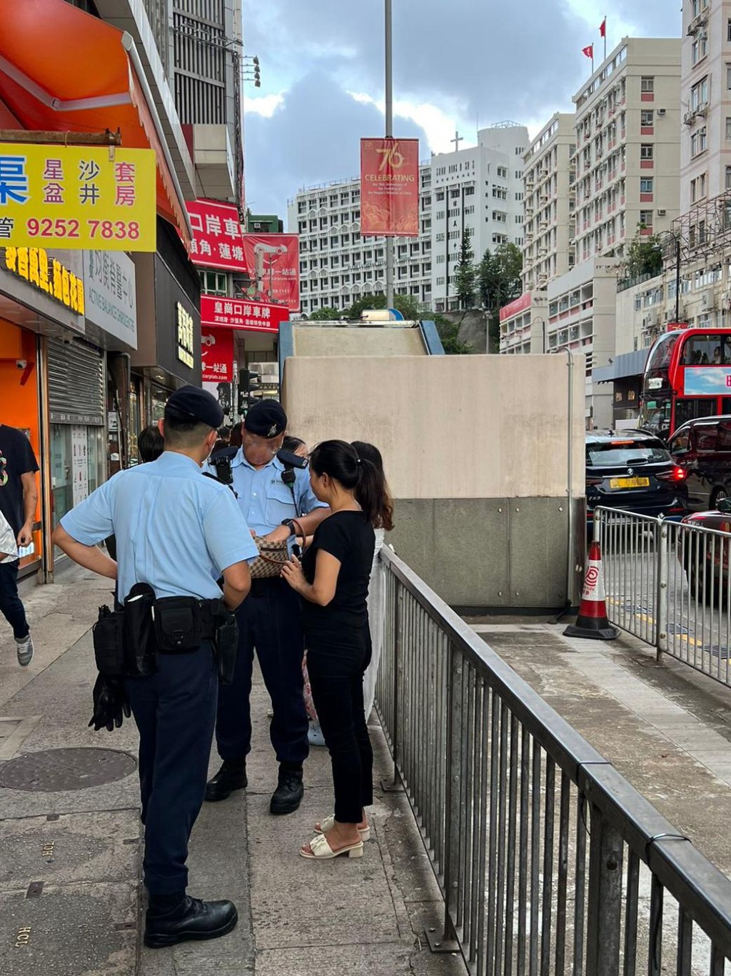 行動中，警方拘捕3名內地女子，又截查多名人士，以打擊流鶯問題。警方圖片