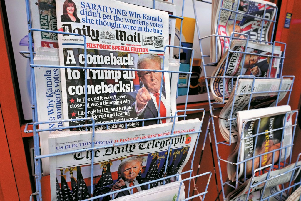 倫敦報架上的《每日郵報》與《每日電訊報》等報章。  