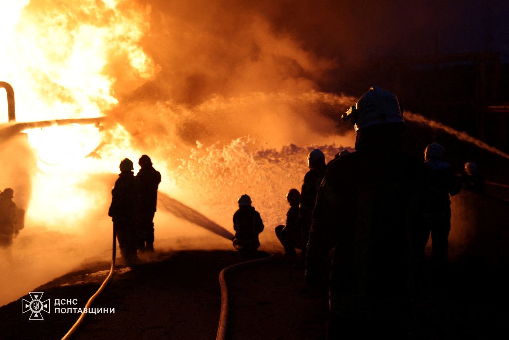 俄軍向烏克蘭向波爾塔瓦發動無人機及導彈襲擊，引發大火。路透社