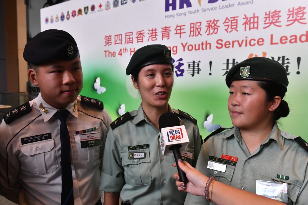 ​   「香港青年服务领袖奖」颁奖礼今日（12日）举行，其中一名得奖者为香港青少年军总会关舜庭（中）。  ​