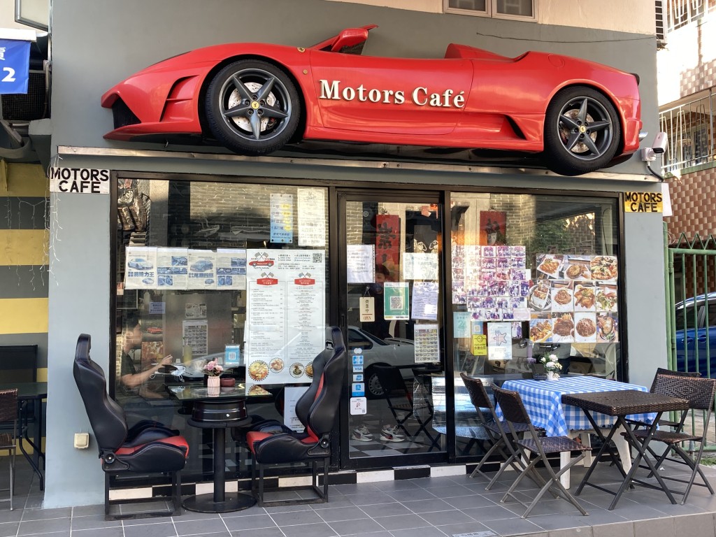 大型紅色跑車絕對是餐廳的signature icon。