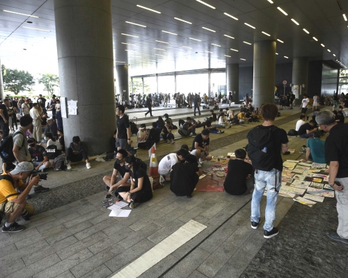 立法會示威區有人留守。
